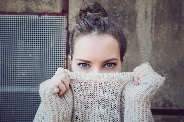 Jak stylowo nosić bawełniane swetry damskie?