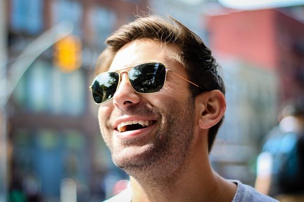 Jak duże okulary przeciwsłoneczne mogą podkreślić męski styl?