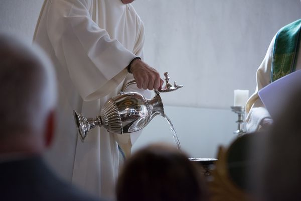 Czy poradnik o strojach do chrztu dla chłopca może być pomocny?